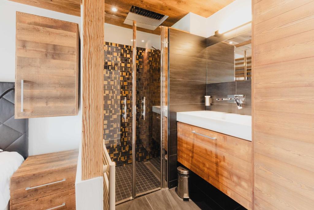 une salle de bain avec douche et lavabo dans l'établissement Casa Bo, à Montgenèvre