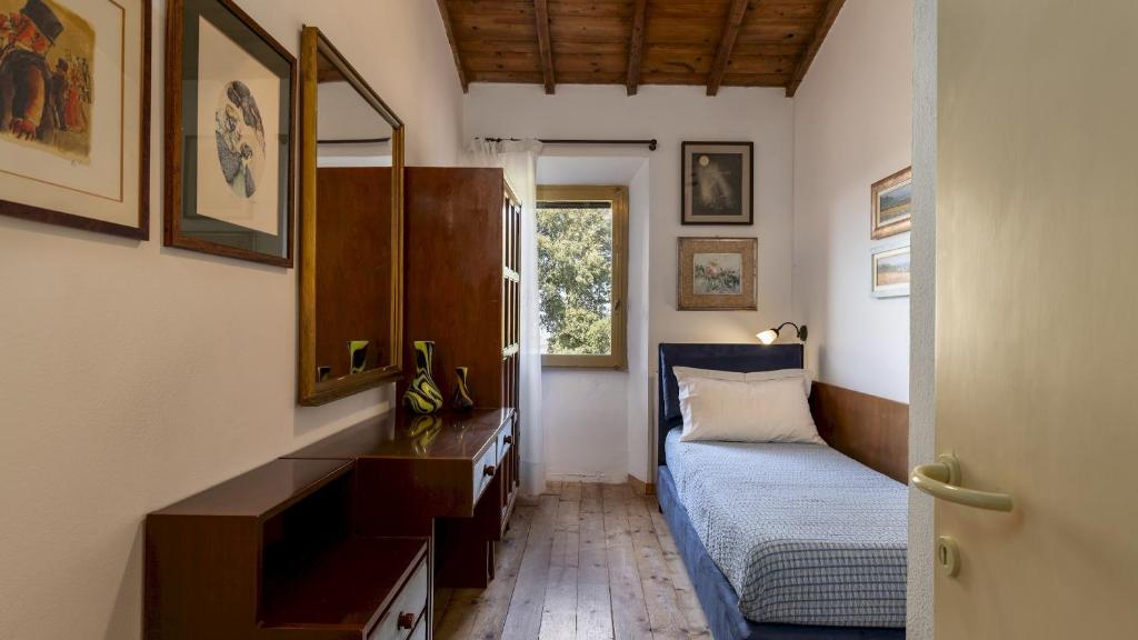 une petite chambre avec un lit et une fenêtre dans l'établissement VILLA BEL PANORAMA 8, Emma Villas, à San Gimignano 36 autres photos