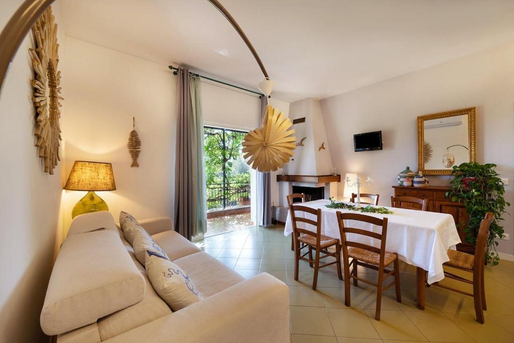 un salon avec un canapé et une table dans l'établissement Villa Marinella close to the sea with private pool, à Nerano