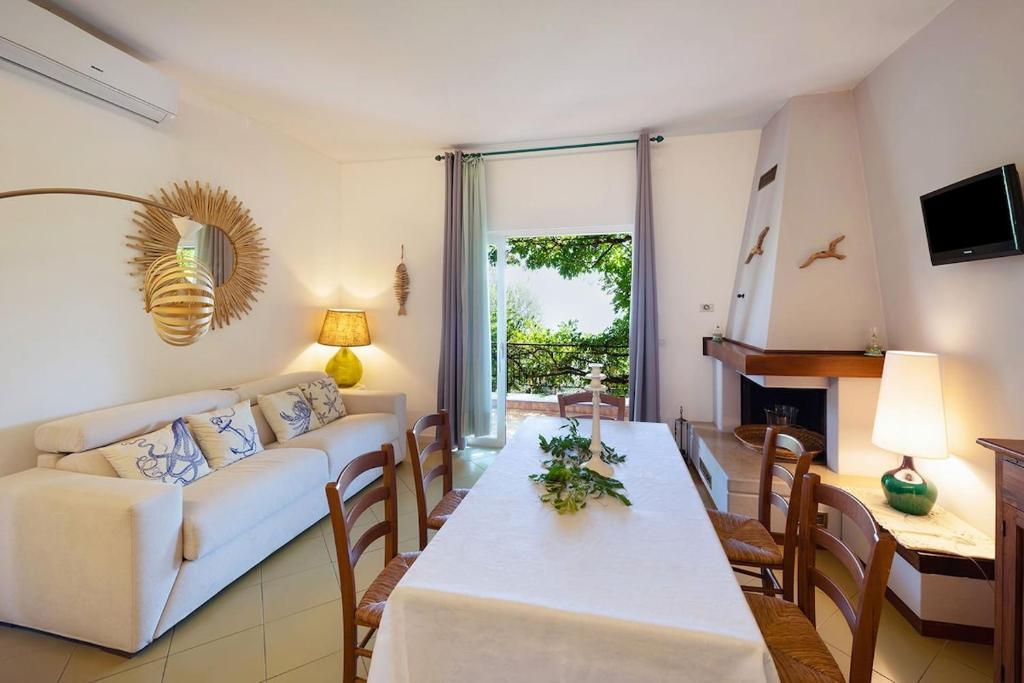 un salon avec un canapé et une table dans l'établissement Villa Marinella close to the sea with private pool, à Nerano