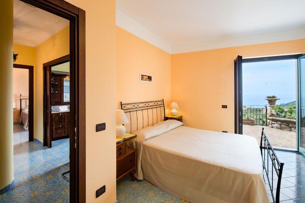 une chambre avec un lit et une grande fenêtre dans l'établissement Villa Turtle, à Massa Lubrense 23 autres photos