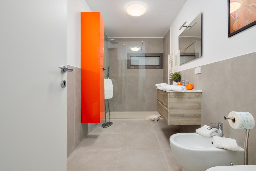 une salle de bain avec toilettes, lavabo et douche dans l'établissement Villa MIrto - Golfo Aranci, Baia Caddinas Sardinia, Costa Smeralda, à Golfo Aranci