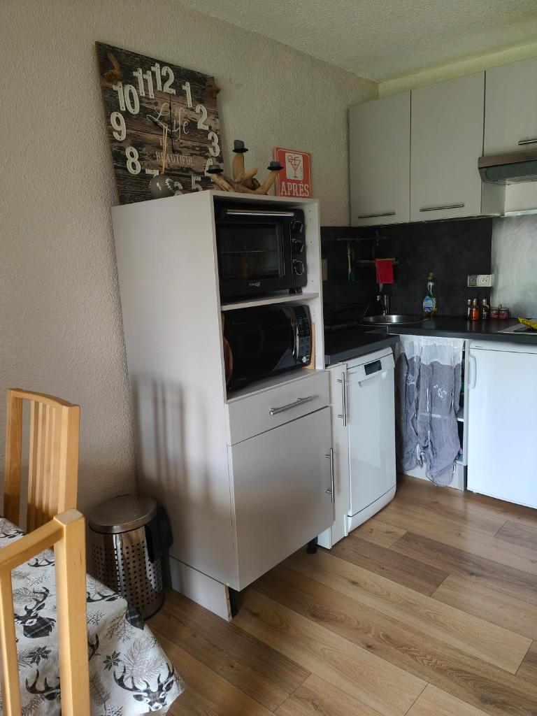 La cuisine est équipée d'un réfrigérateur blanc et d'un four micro-ondes. dans l'établissement Studio avec jardin et garage, proche Super vénosc, à Les Deux Alpes 15 autres photos