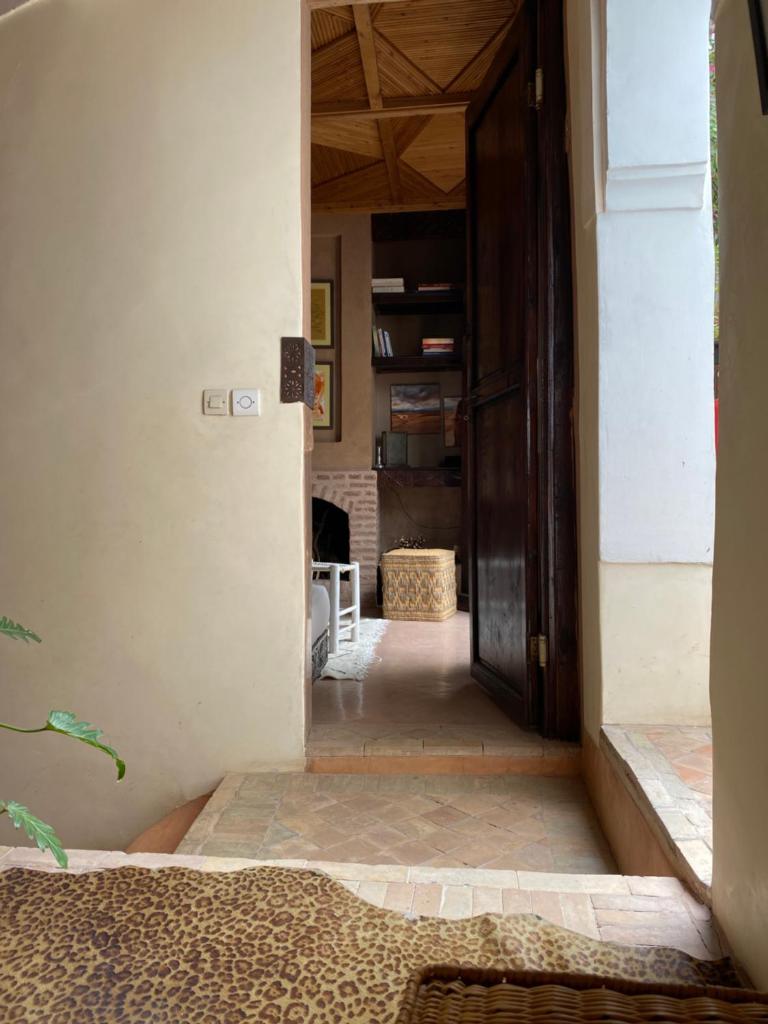 une porte ouverte menant à une chambre avec couloir dans l'établissement Riad Wabisabi, à Marrakech
