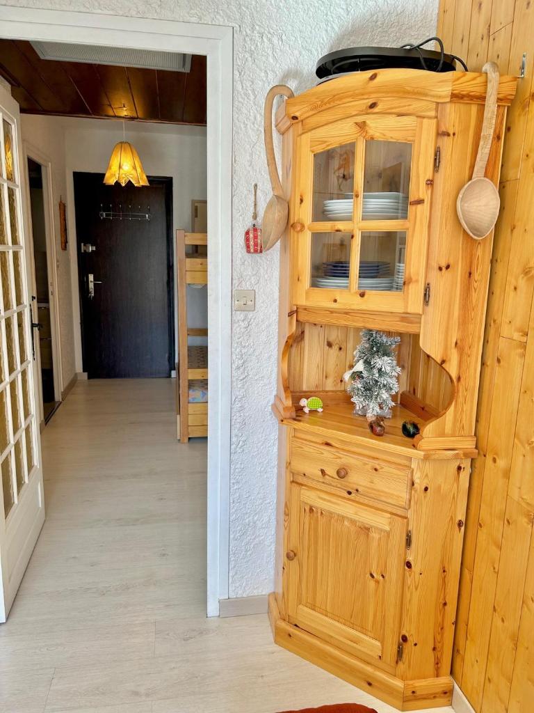 une armoire en bois dans une chambre avec couloir dans l'établissement Ski à 20m Telesiege "Le Diable", Menage Inclus, Possibilité de louer 2 Apparts, Superbe Vue, à Les Deux Alpes 16 autres photos