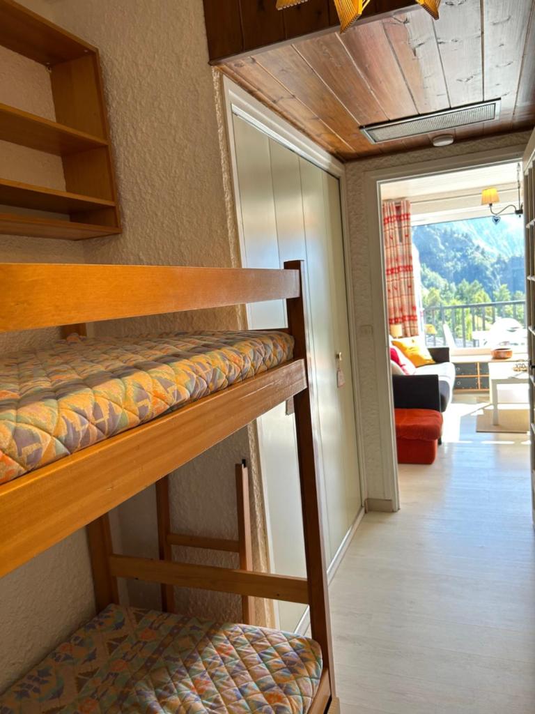 Ce lit superposé se trouve dans un dortoir doté d'un salon. dans l'établissement Ski à 20m Telesiege "Le Diable", Menage Inclus, Possibilité de louer 2 Apparts, Superbe Vue, à Les Deux Alpes