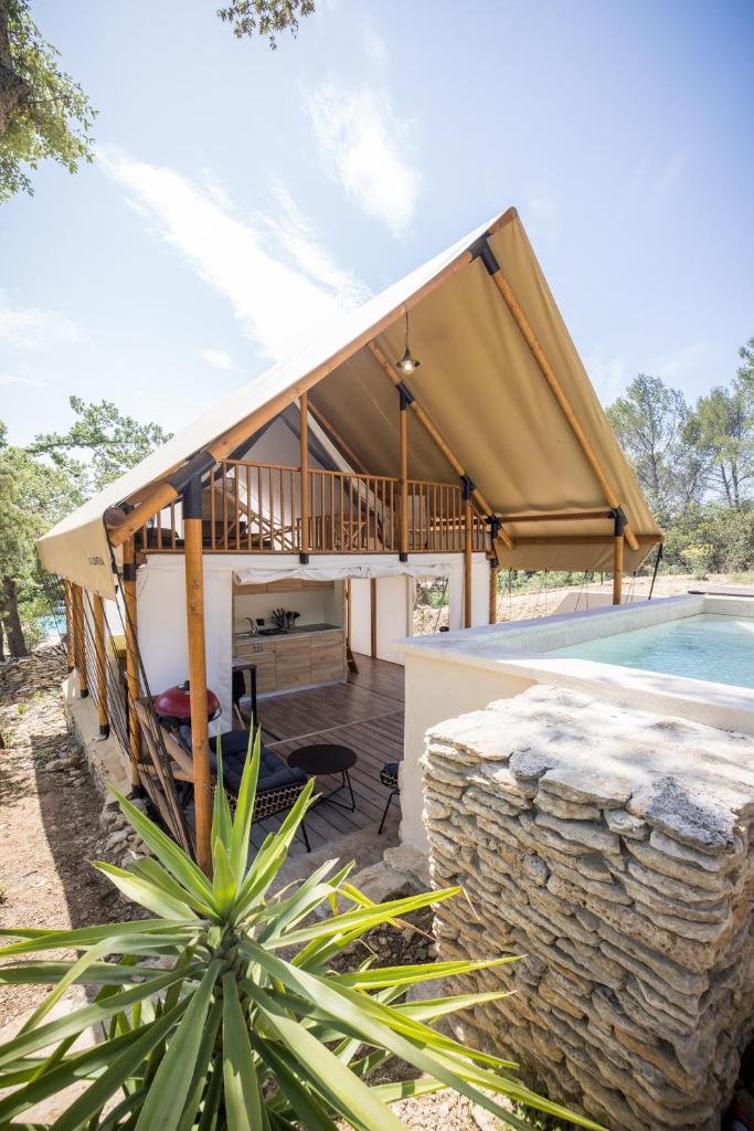 une maison avec une terrasse et une piscine dans l'établissement Le lodge de la Catouniere, à Castillon-du-Gard