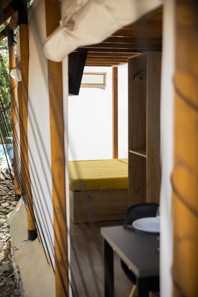 Cette petite chambre dispose d'une fenêtre et d'une table. dans l'établissement Le lodge de la Catouniere, à Castillon-du-Gard