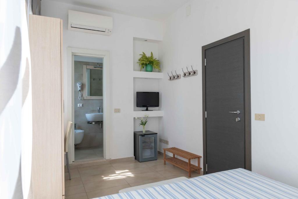 - une chambre avec une porte noire et une salle de bains dans l'établissement Hotel Smart Cervia B&B, à Cervia