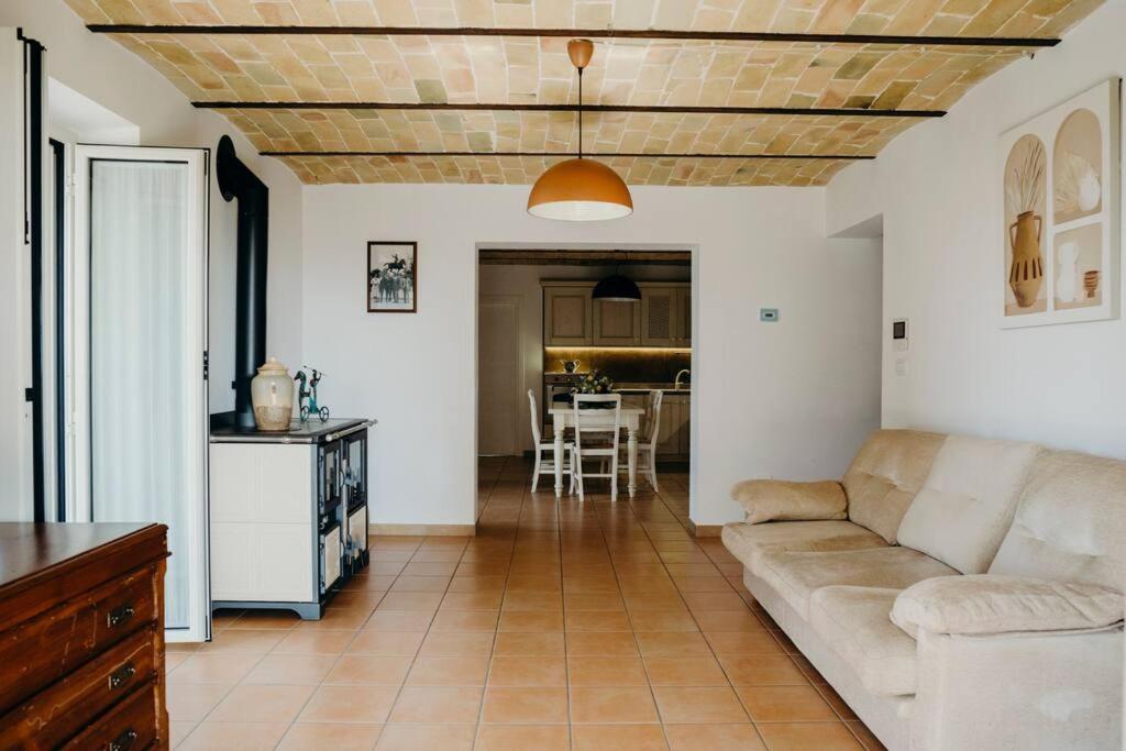 un salon avec un canapé et une table dans l'établissement Casa Vacanze Di Luzio, à Pescara
