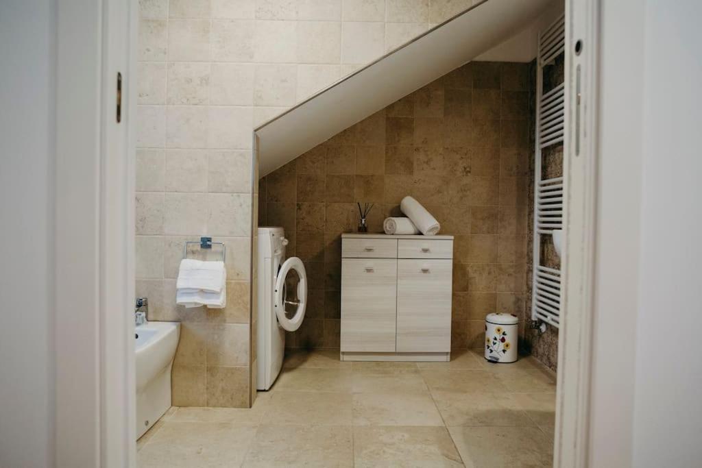 une salle de bain avec un lavabo, des toilettes et une baignoire dans l'établissement Casa Vacanze Di Luzio, à Pescara