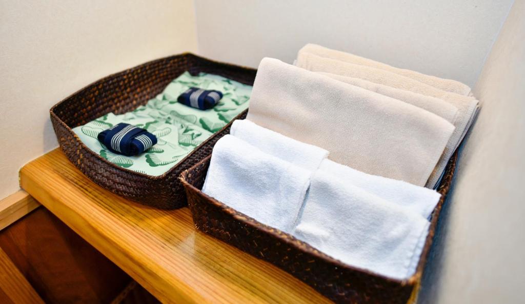 un gâteau posé sur une table en bois dans l'établissement Kamegawa Onsen HATAGO Yuyu, à Beppu 42 autres photos