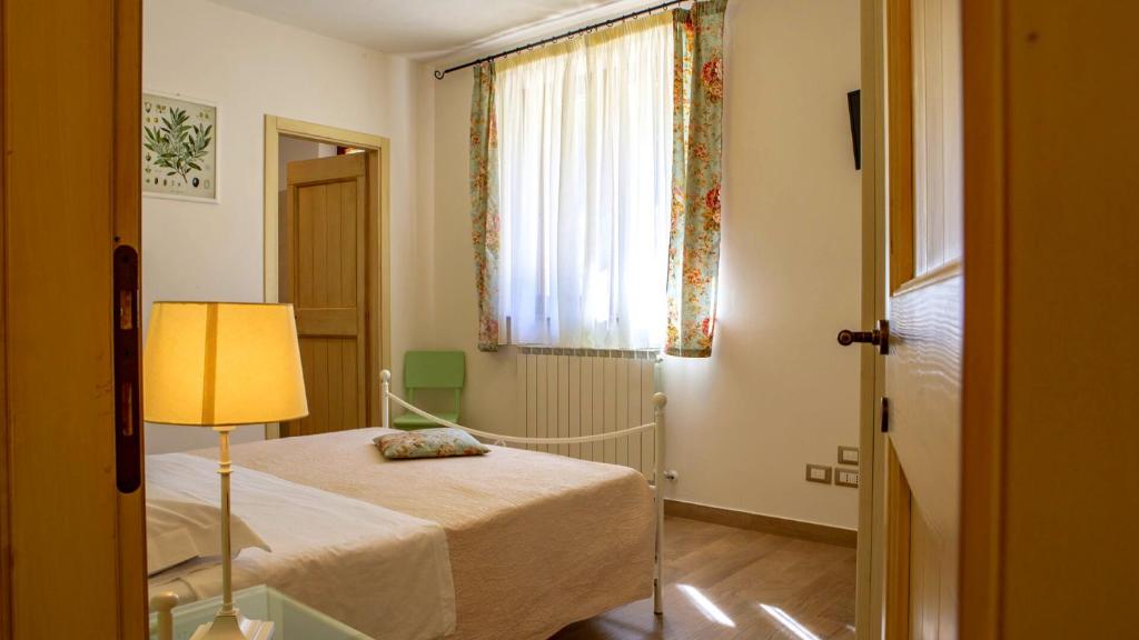 une petite pièce avec un lit et une fenêtre dans l'établissement Villa Domus - Homelike Villas, à Montegiorgio 10 autres photos