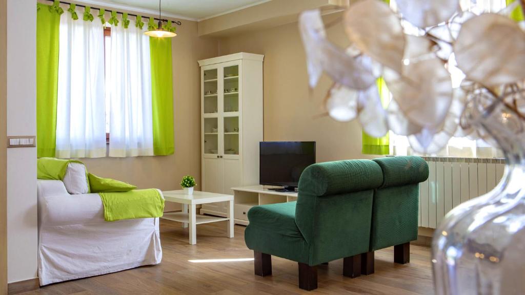 un salon avec un canapé et une chaise dans l'établissement Villa Domus - Homelike Villas, à Montegiorgio