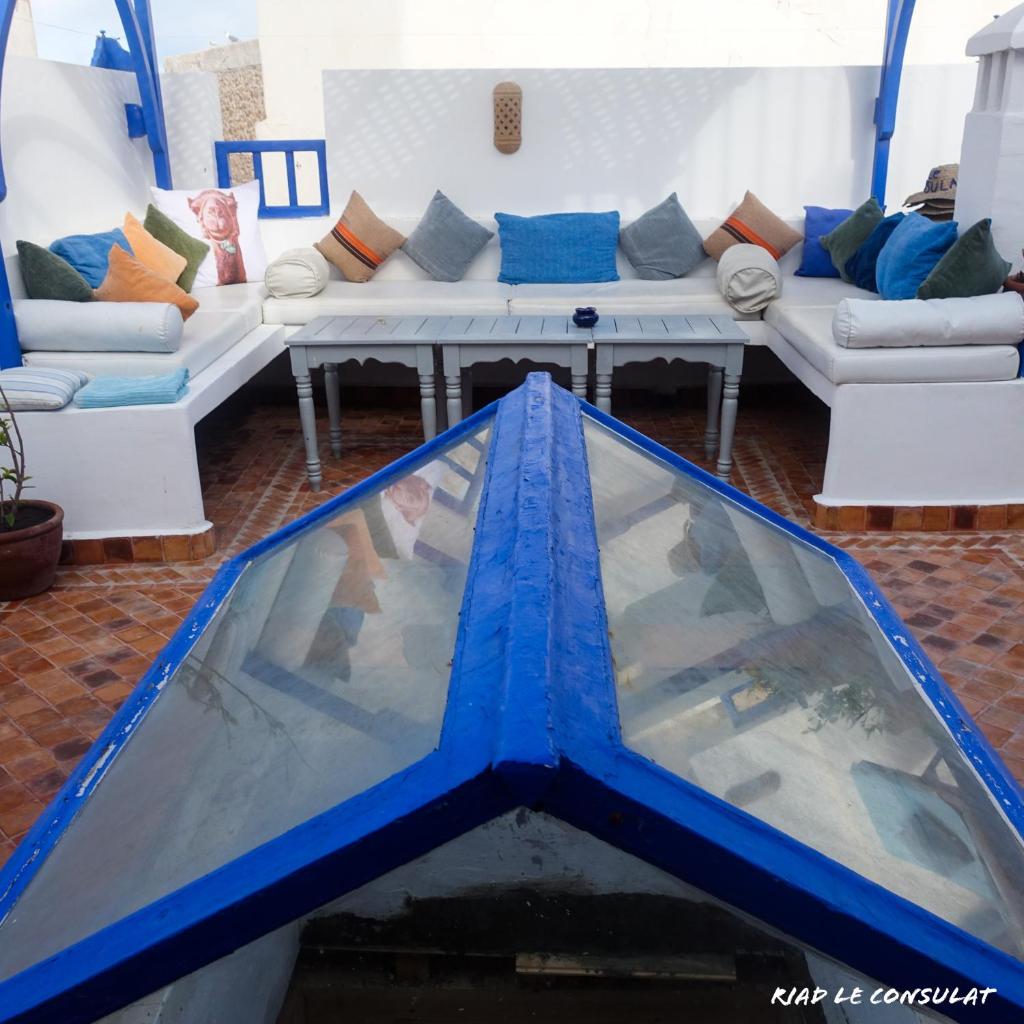 une piscine dans une pièce avec des canapés et une table dans l'établissement Riad le Consulat - chambre d'hôtes, à Essaouira