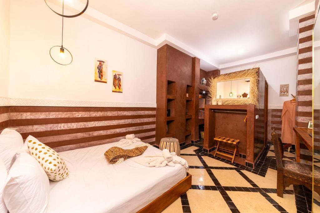 une chambre avec un lit et un bureau dans l'établissement Riad Ambre et Jasmin, à Marrakech