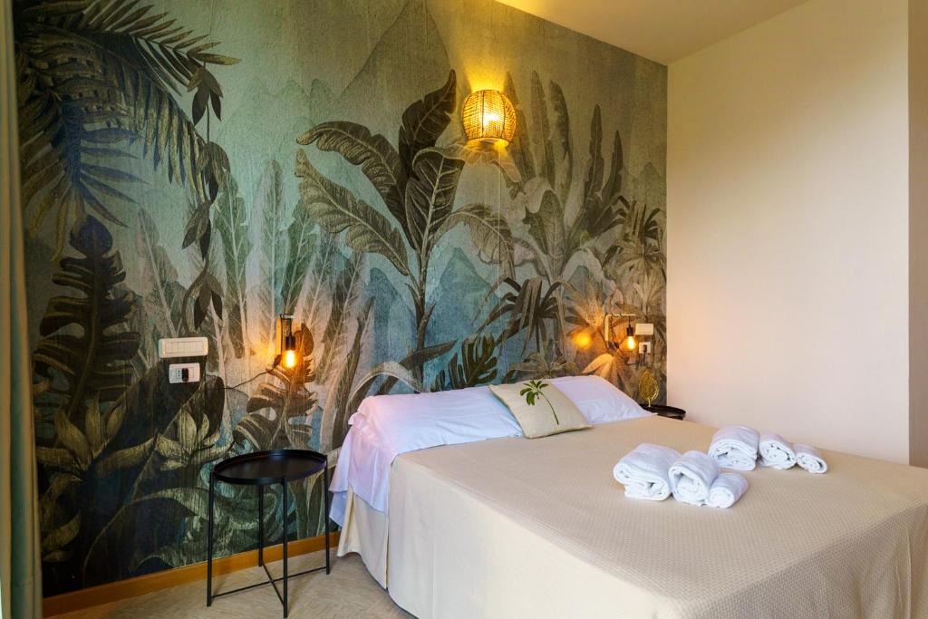 une chambre avec un lit avec des serviettes dessus dans l'établissement CSA Hotel Beach & Park, à Marina di Bibbona 50 autres photos