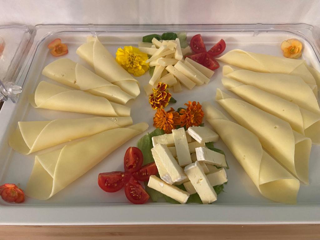un récipient en plastique rempli de fromage et de légumes sur une table dans l'établissement Hotel Smart Cervia B&B, à Cervia