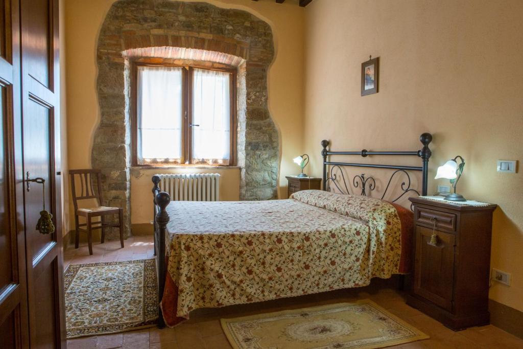 une chambre avec un lit et une fenêtre dans l'établissement Villa Orizzonte - Homelike Villas, à Todi