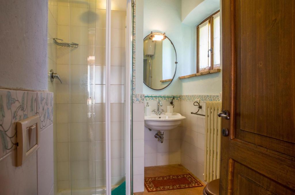 une salle de bain avec une douche, un lavabo et un miroir dans l'établissement Villa Orizzonte - Homelike Villas, à Todi 25 autres photos
