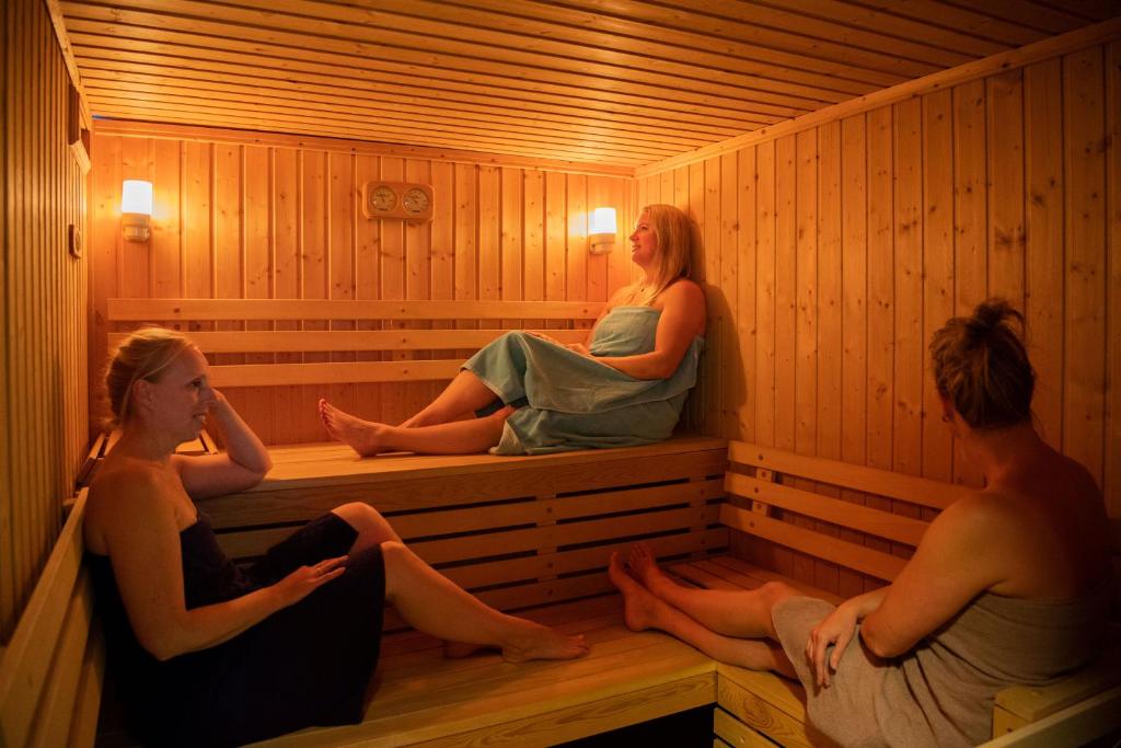 un groupe de femmes assises dans un sauna dans l'établissement Camping RCN Belledonne, au Bourg-dʼOisans 89 autres photos