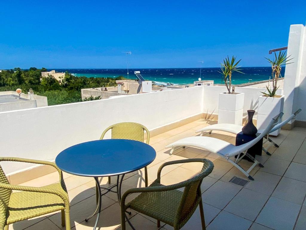 un balcon avec une table et des chaises et l'océan dans l'établissement Hotel Degli Haethey, à Otrante 53 autres photos