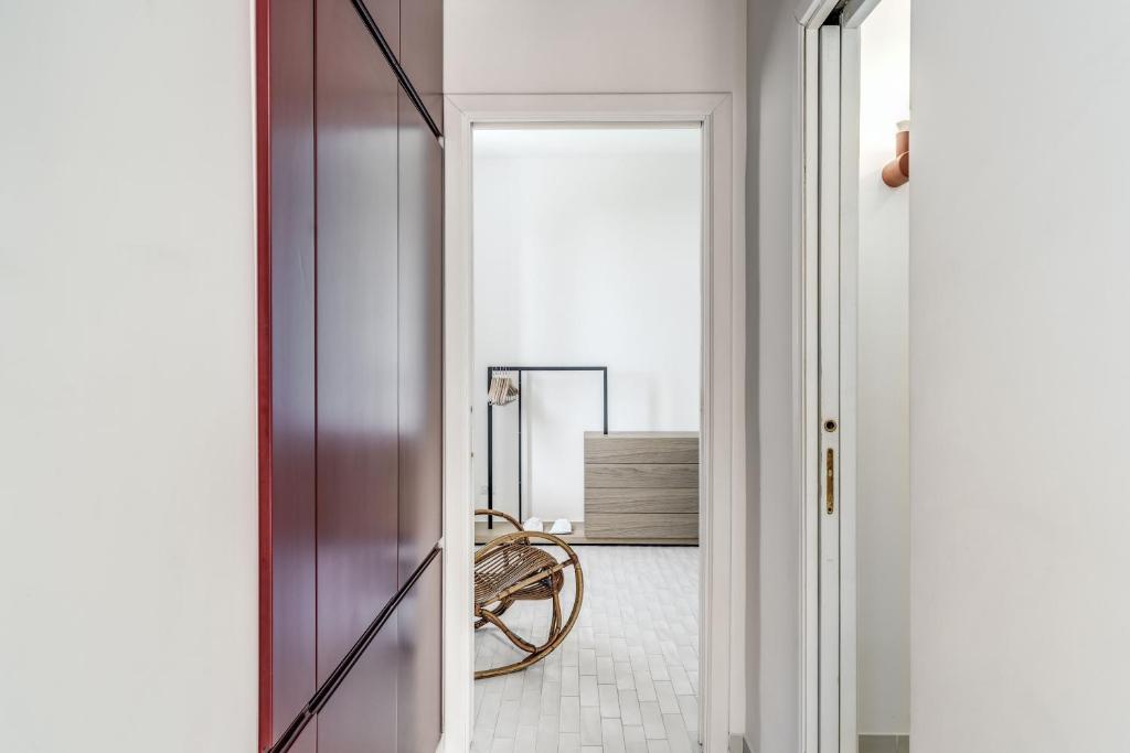 un couloir avec une porte menant à un salon dans l'établissement Villa Giulia Boutique Views Pool and Guest Services by Feeling Italy, à Sorrente