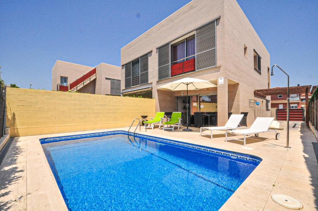 LITORAL COSTA DORADA - VILLA MAGNOLIA Only families 4