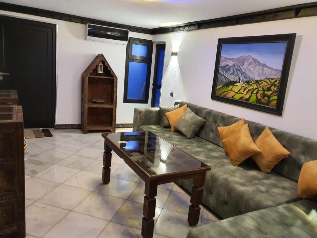 un salon avec un canapé et une table basse dans l'établissement Riad El Palacio & Spa Chaouen, à Chefchaouen