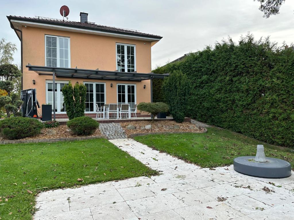Stadtvilla in Leipzig 7 Personen 3 Schlafzimmer 2 Bäder Garten und Terrasse zentral gelegen Messe Innenstadt Seen 1