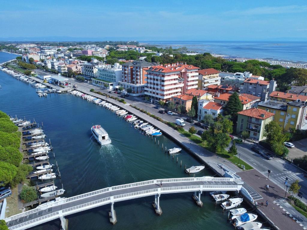 une vue aérienne d'un port avec des bateaux dans l'eau dans l'établissement Aparthotel Capitol, à Grado