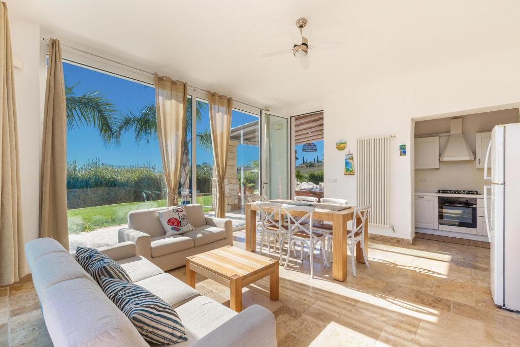 un salon avec un canapé et une table dans l'établissement La Serrazza by Perle di Puglia, à Marina di Pescoluse