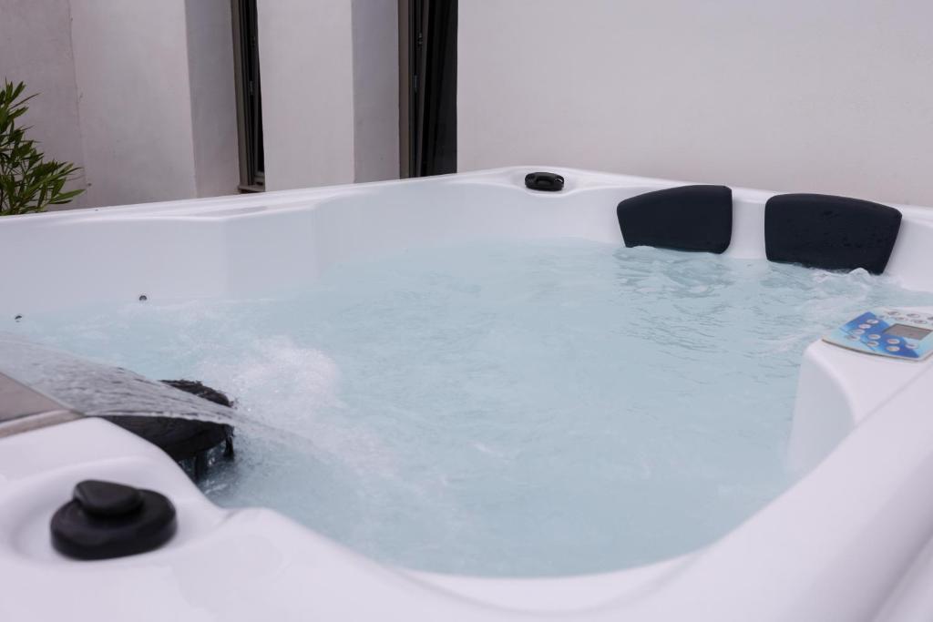Un cocon climatisé avec jacuzzi 8