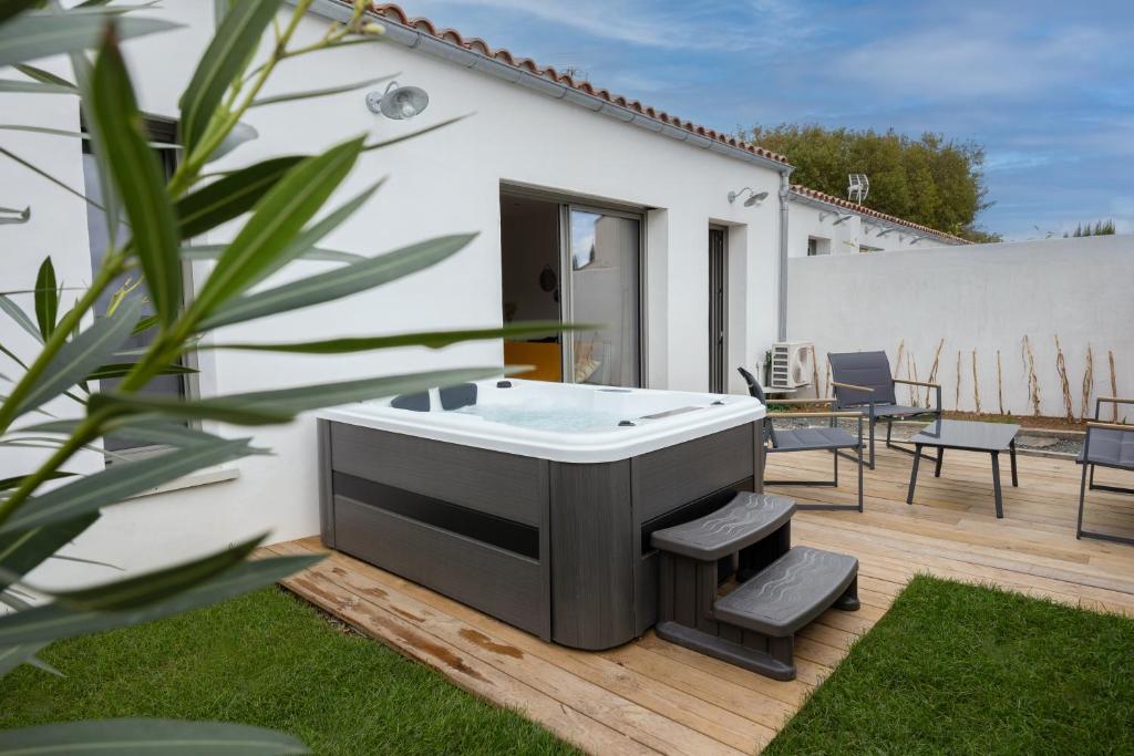 Un cocon climatisé avec jacuzzi 6