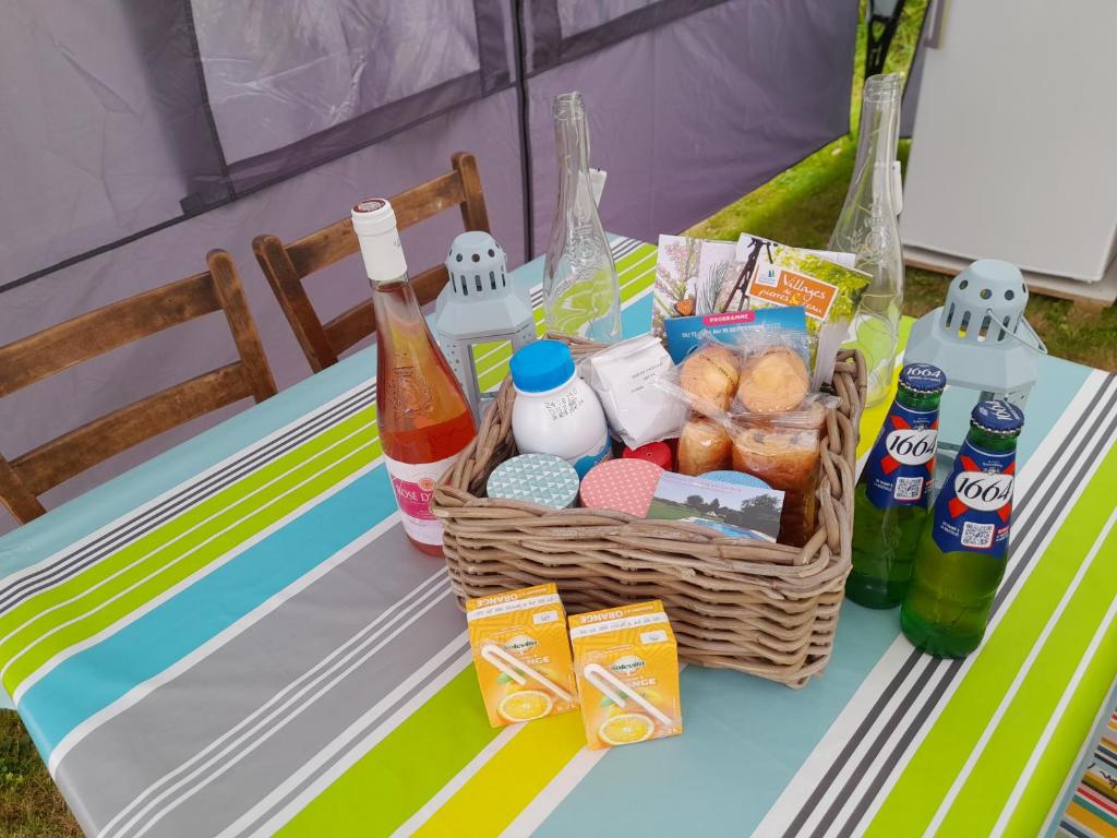 - un panier de pique-nique avec de la nourriture et des boissons sur une table dans l'établissement Bellevues Glamping and Camping, à Mérignac