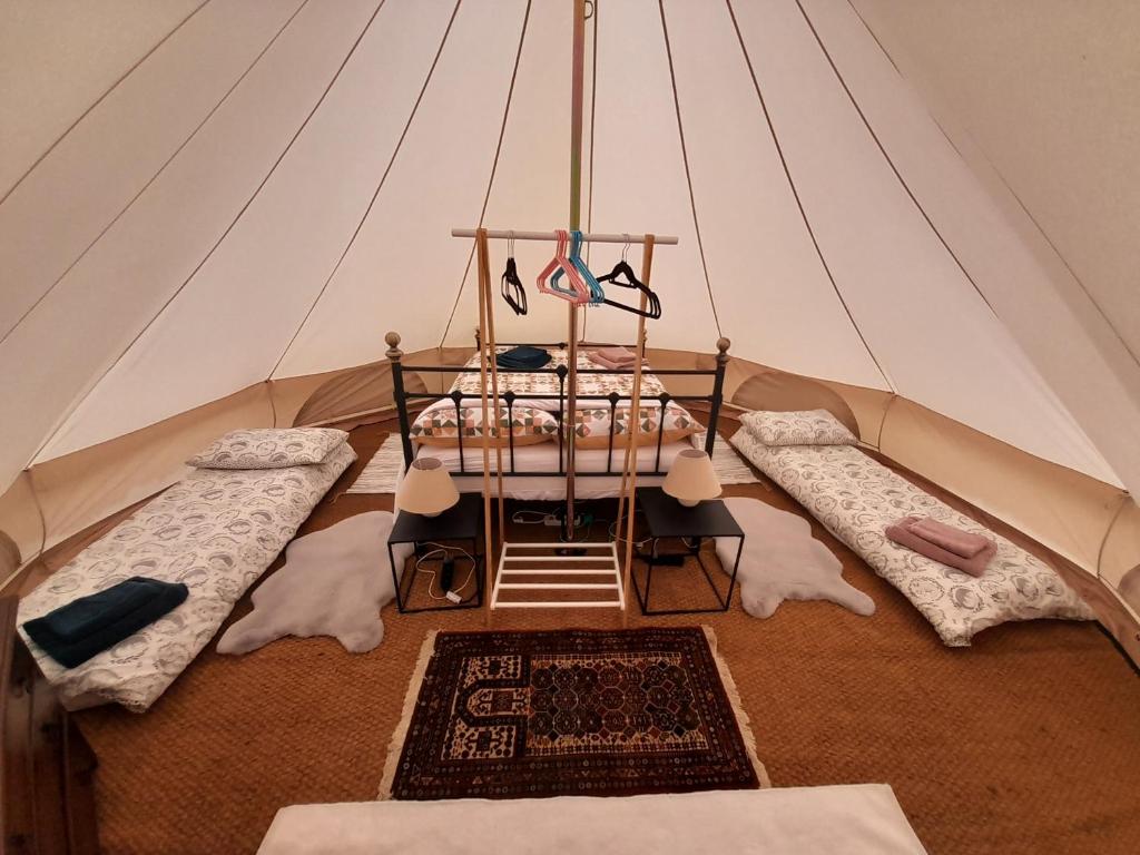 une chambre avec deux lits dans une tente dans l'établissement Bellevues Glamping and Camping, à Mérignac