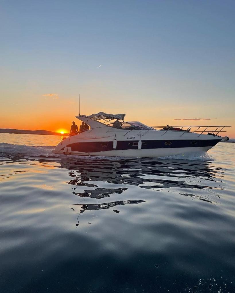 Photo de la galerie de l'établissement Expérience luxueuse sur un yacht, à Mauguio