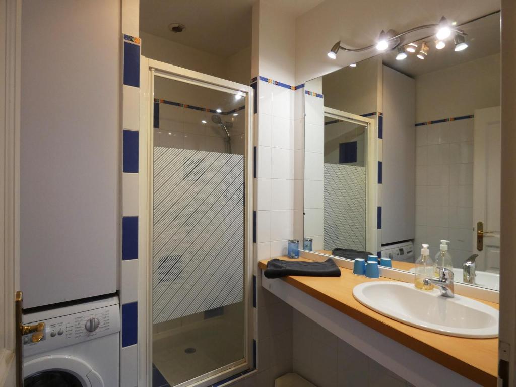 une salle de bain avec un lavabo et une machine à laver dans l'établissement Charmante maison avec piscine chauffée, cour fermée, proche Dreux et Chartres - FR-1-581-6, à Le Boullay-Thierry