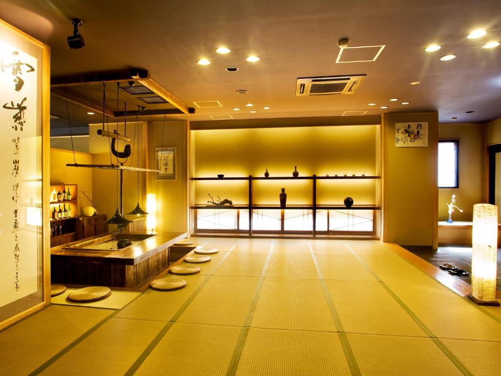 Cette grande chambre est dotée de murs jaunes et de sols jaunes. dans l'établissement Yukimurasaki, à Takayama
