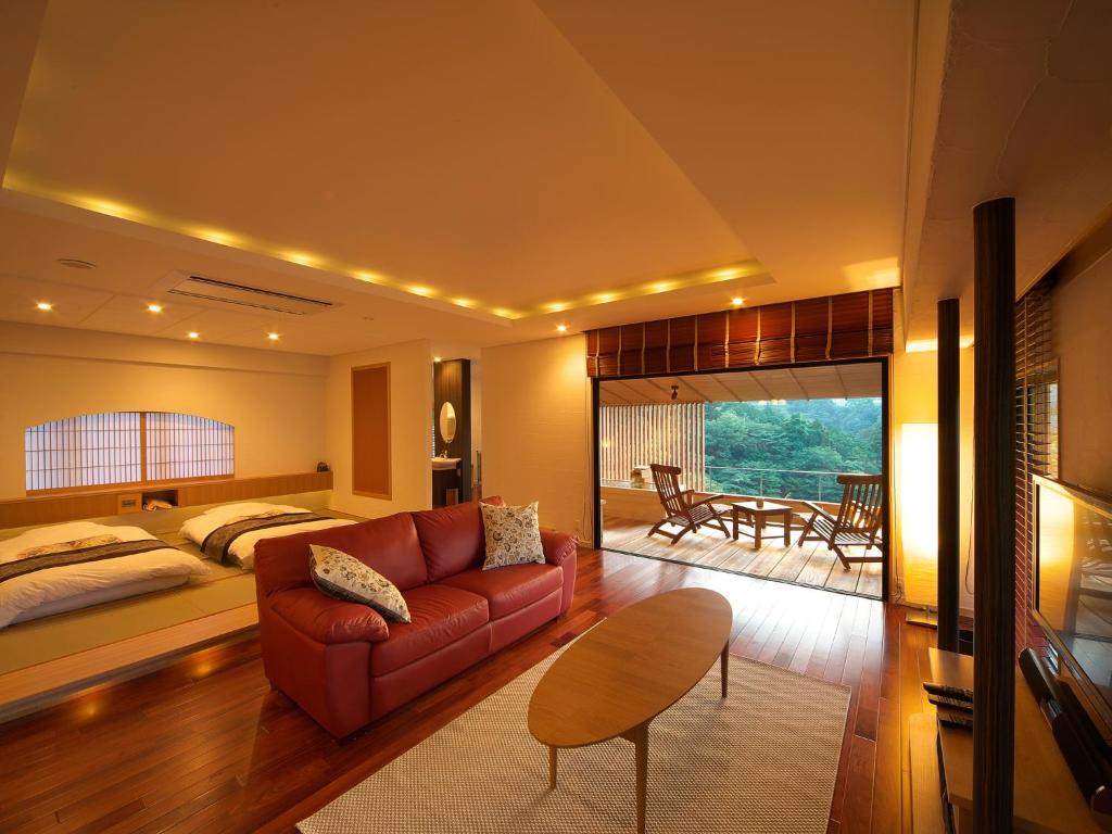 une chambre avec un lit, un canapé et une table dans l'établissement Musashino Bekkan, à Hakone