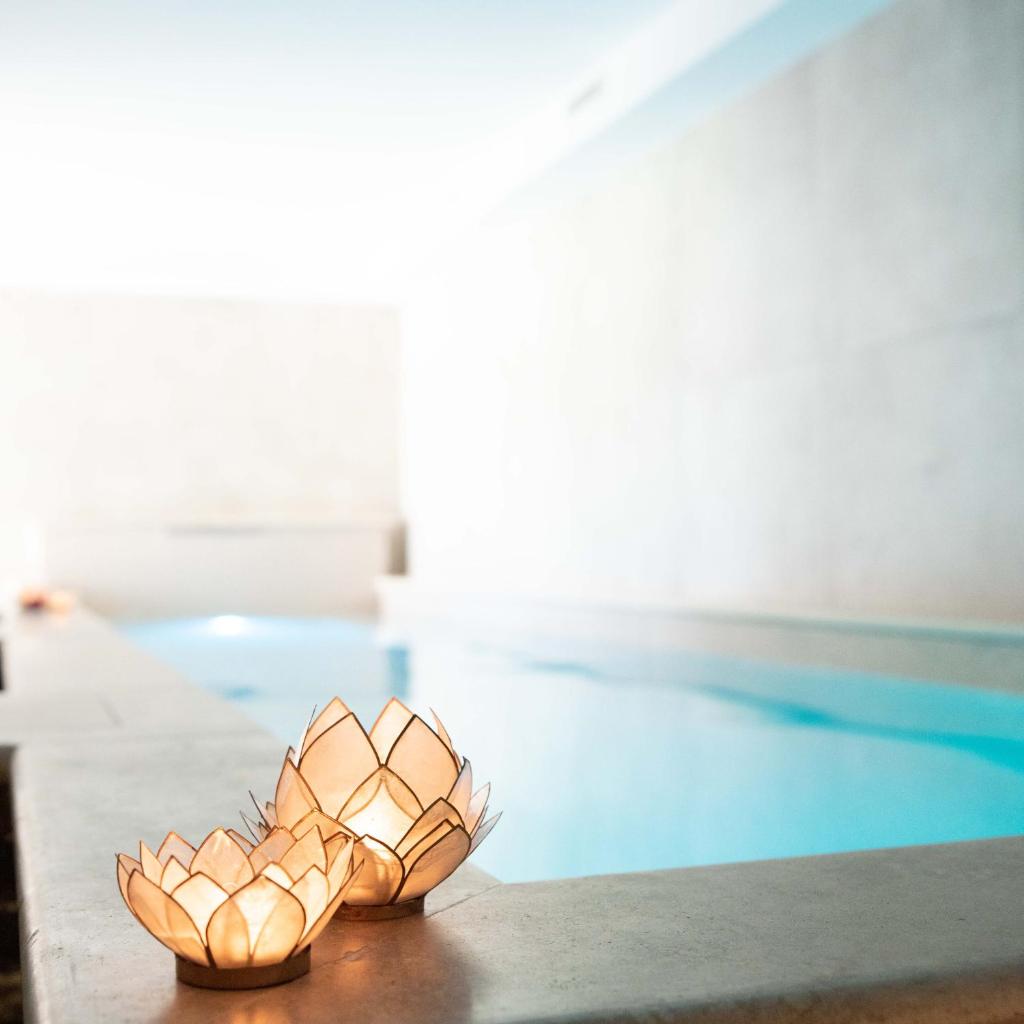 une paire de chaussures posée à côté d'une piscine dans l'établissement Vigna Caio Relais & Spa, à Bracciano