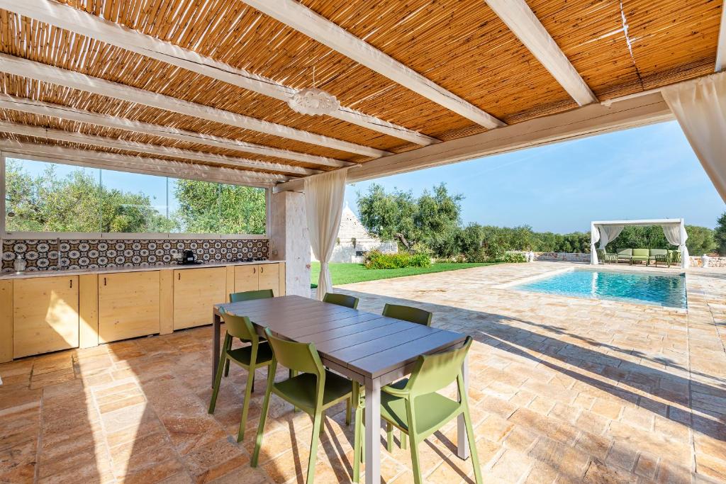 une cuisine et une salle à manger avec une table et des chaises dans l'établissement Trulli Vecchia Corte Monopoli, à Monopoli 78 autres photos
