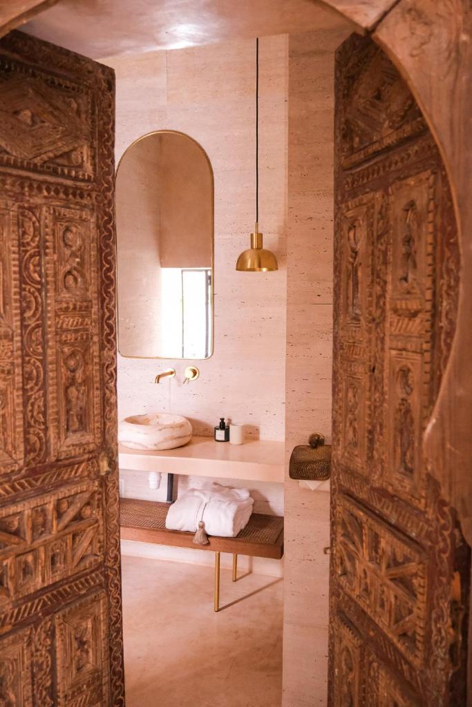- l'accès à une salle de bains pourvue d'un lavabo et d'un miroir dans l'établissement Riad Pompon, à Marrakech