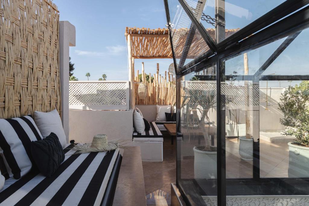 d'un balcon avec un canapé et une vue sur le patio. dans l'établissement M-17 Riad & Spa, à Marrakech