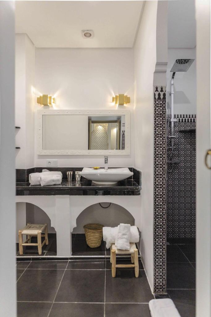une salle de bain blanche avec un lavabo et une douche dans l'établissement M-17 Riad & Spa, à Marrakech
