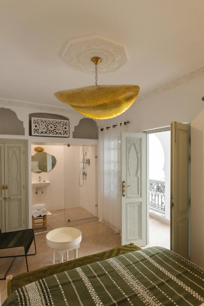 - une chambre avec un lit et un plafond jaune dans l'établissement M-17 Riad & Spa, à Marrakech 37 autres photos