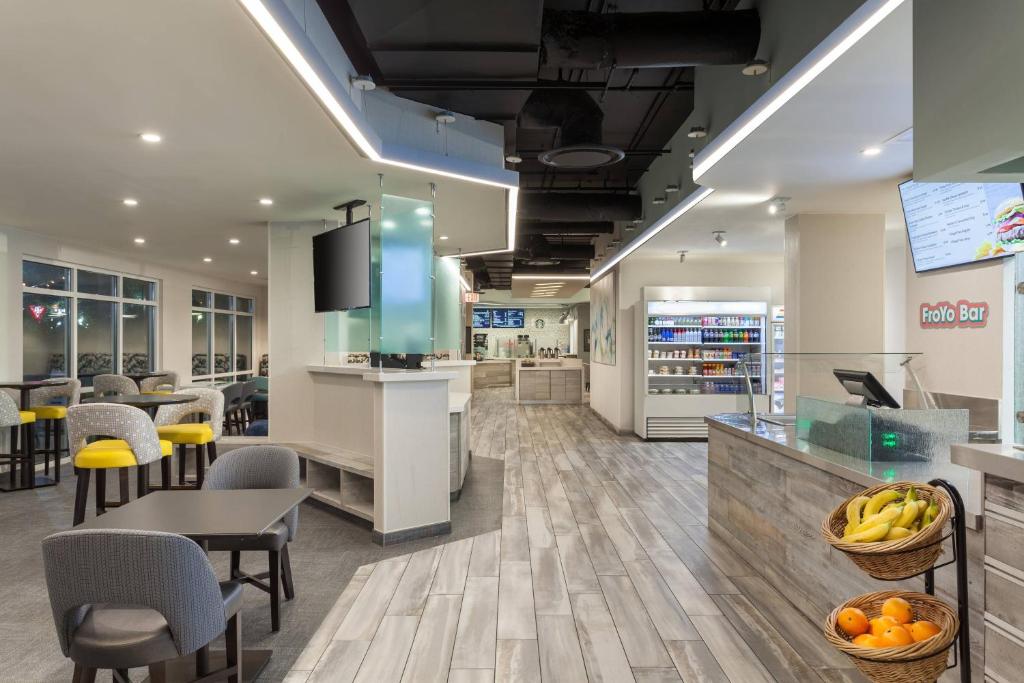 SpringHill Suites by Marriott Orlando Lake Buena Vista in Marriott Village Image