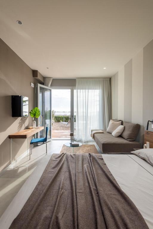 un salon avec un lit et un canapé dans l'établissement Marino1958 RTA, à Numana