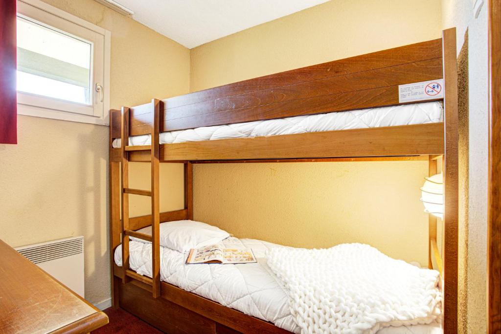 une chambre avec deux lits superposés dans une pièce dans l'établissement Résidence Pierre & Vacances Pyrenees 2000 Le Séquoia, à Bolquère-Pyrénées 2000