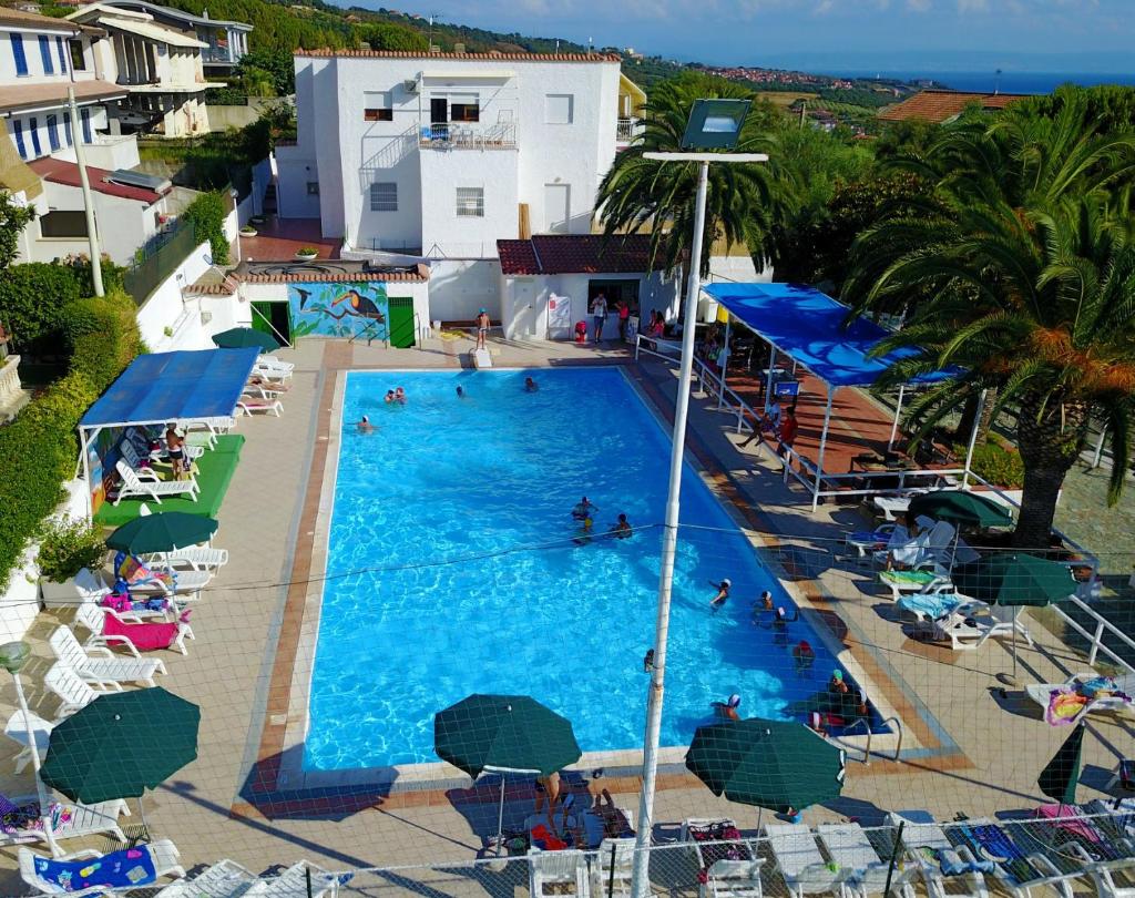 une vue aérienne d'une piscine avec chaises et parasols dans l'établissement Residence La Giungla, à Falerna